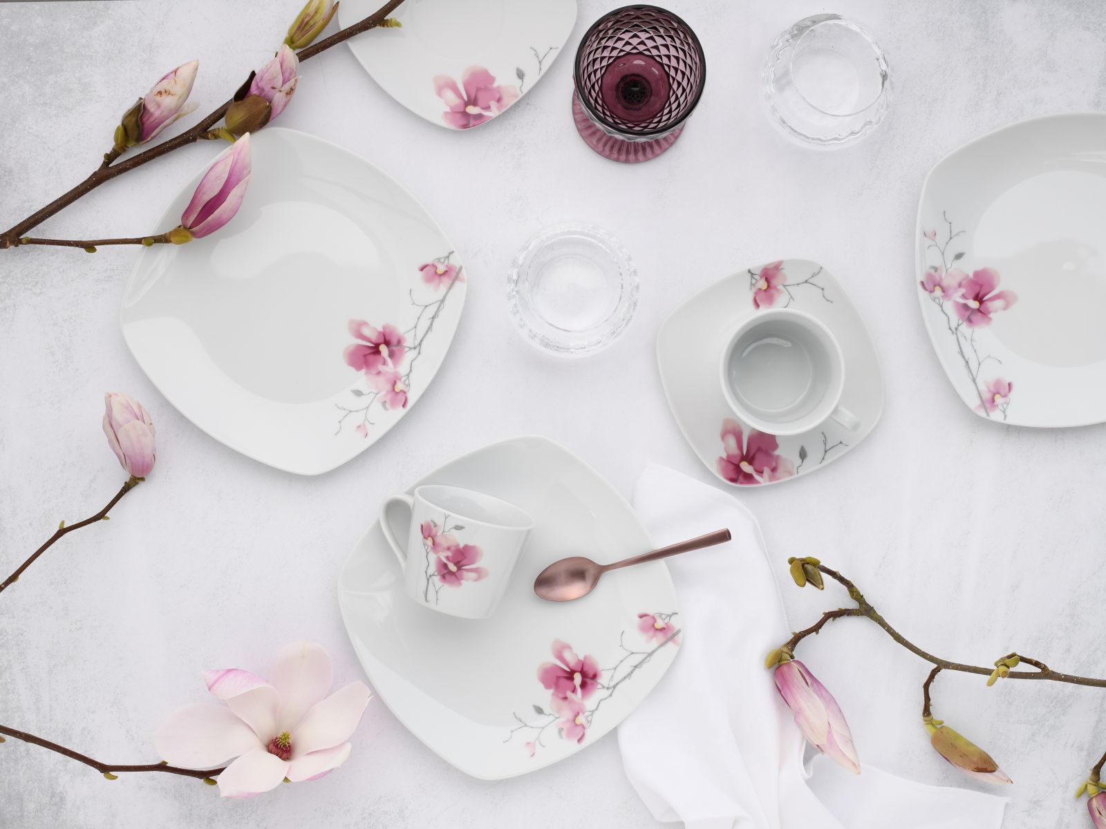 Servizio da caffè da 18 Amelie-Aiko in porcellana bianca rosa