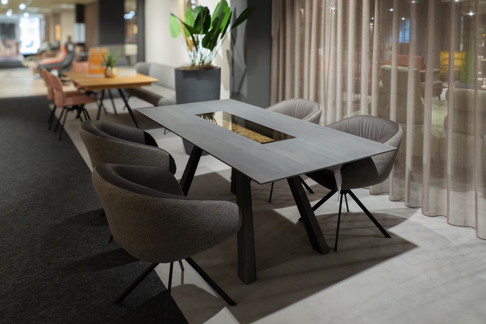 Tisch Alva Kernbirke massiv Gestell Metall anthrazit mit Stühle Bezug Stoff grau Leder braun Gestell Metall anthrazit