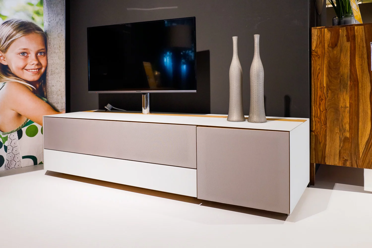 lowboard per TV Cubus pure TEAM7  taupe
bianco