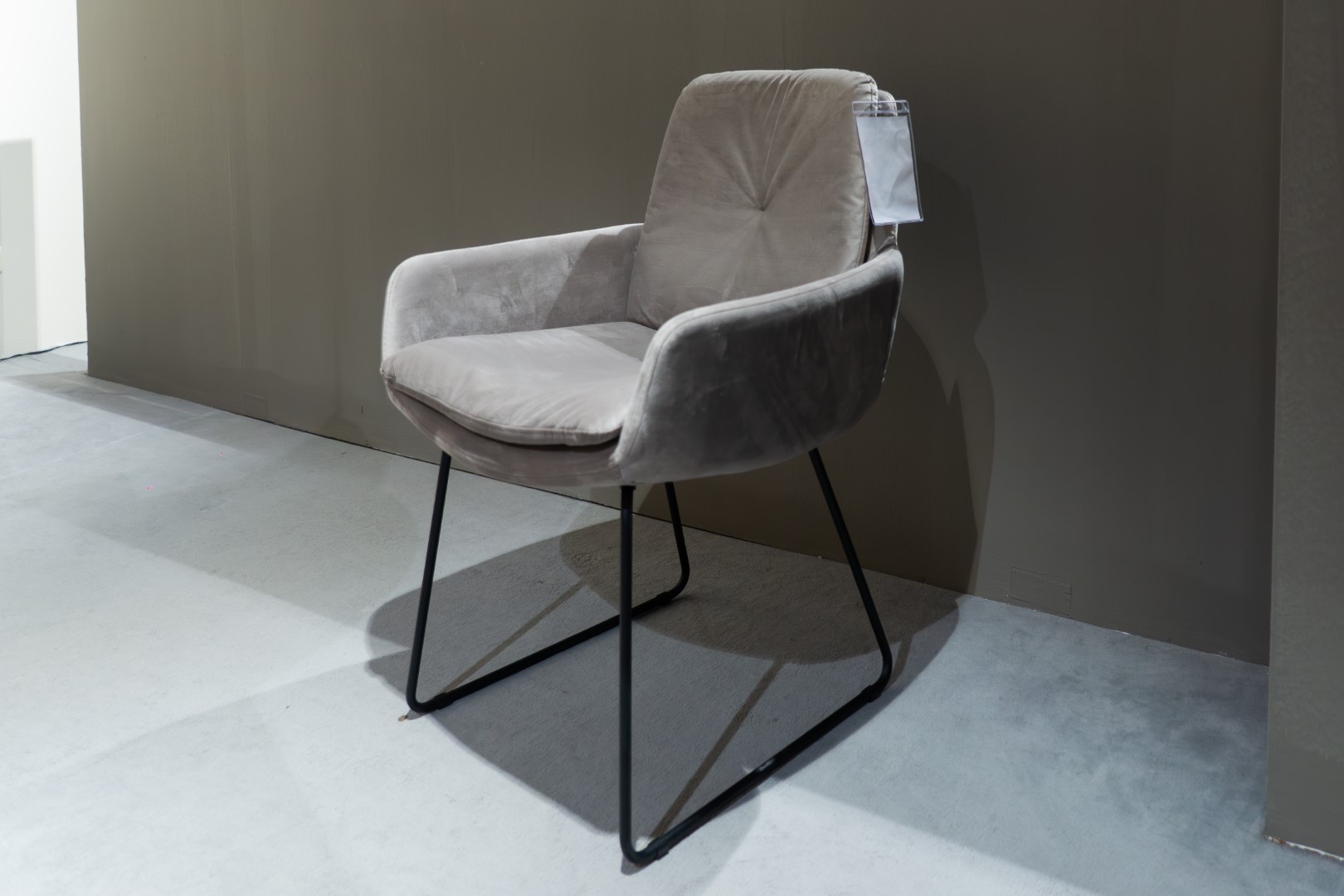 Sedia Biloxi tessuto Velvet argento struttura metallo nero opaco