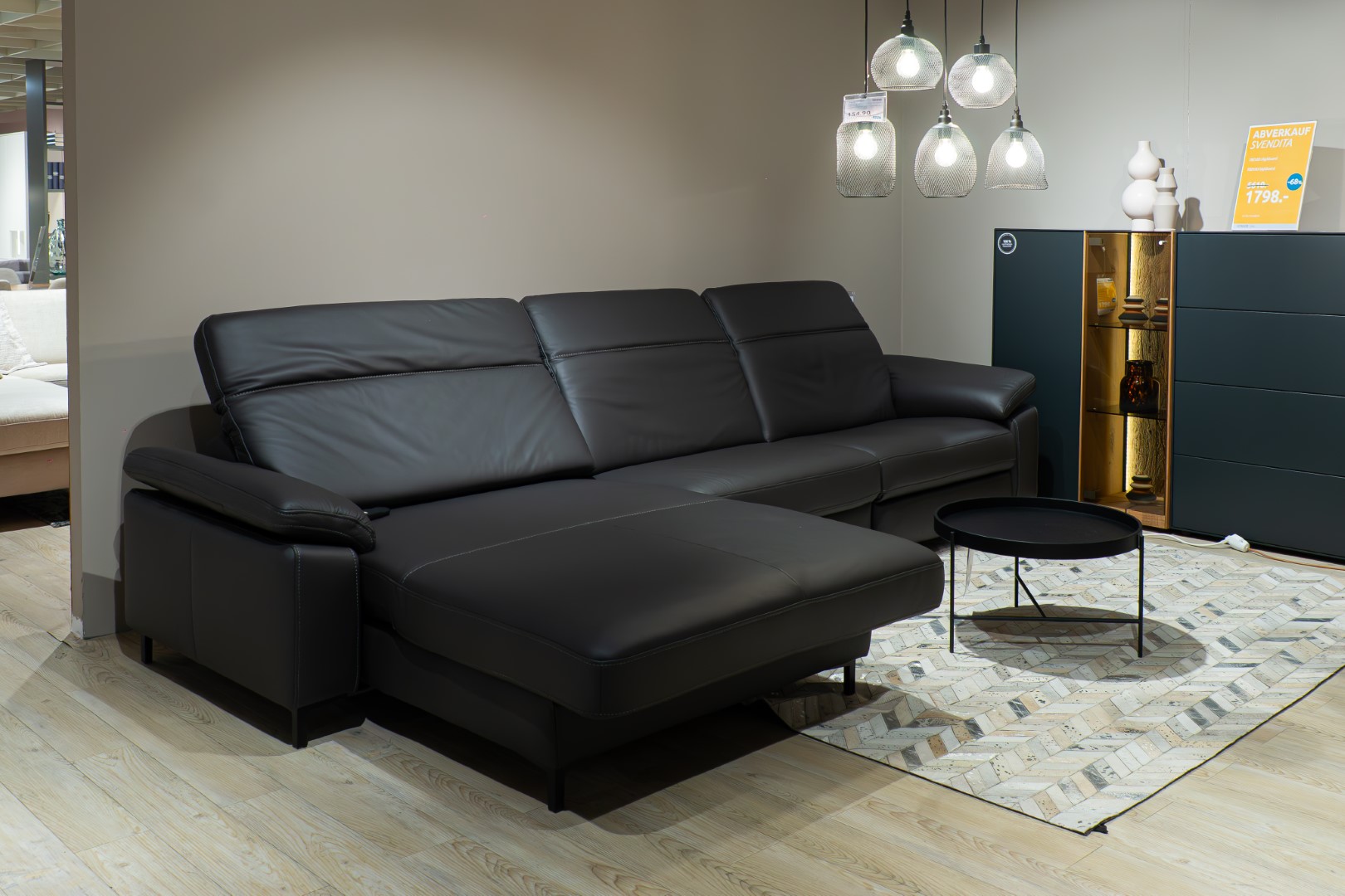 Divano angolare Interliving 4054 tessuto Vivre antracite piedi metallo nero