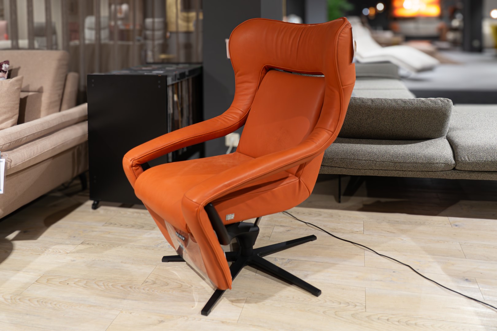 Poltrona YOKO NO.12 tessuto C-Classic-Pepper struttura nichelio