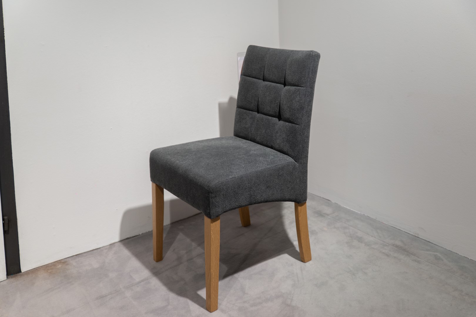Sedia Capi tessuto stoffa Bloq 65 grigio struttura rovere laccato