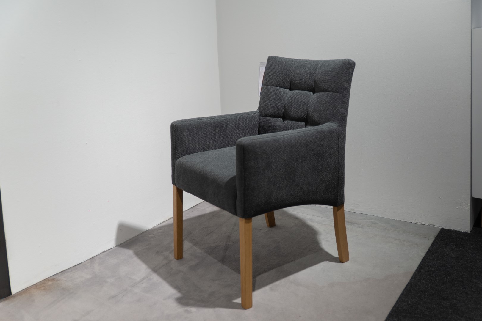 Sedia con braccioli Capi tessuto stoffa Bloq 65 grigio struttura rovere laccato